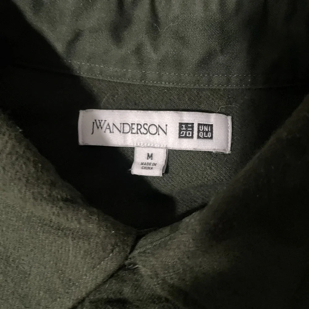 JW Anderson Uniqlo Shirt Mens Medium‎ Polo Green Beige Color Block Curved Hem